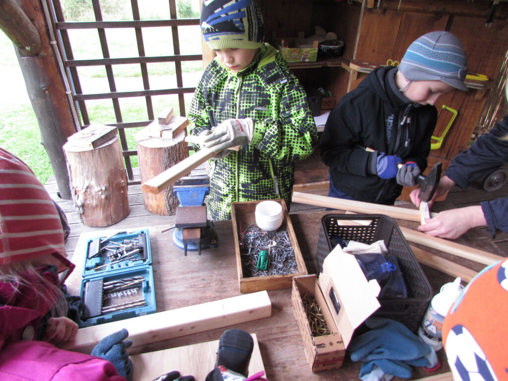 Alguses piisab puupakust, haamrist ja naeltest