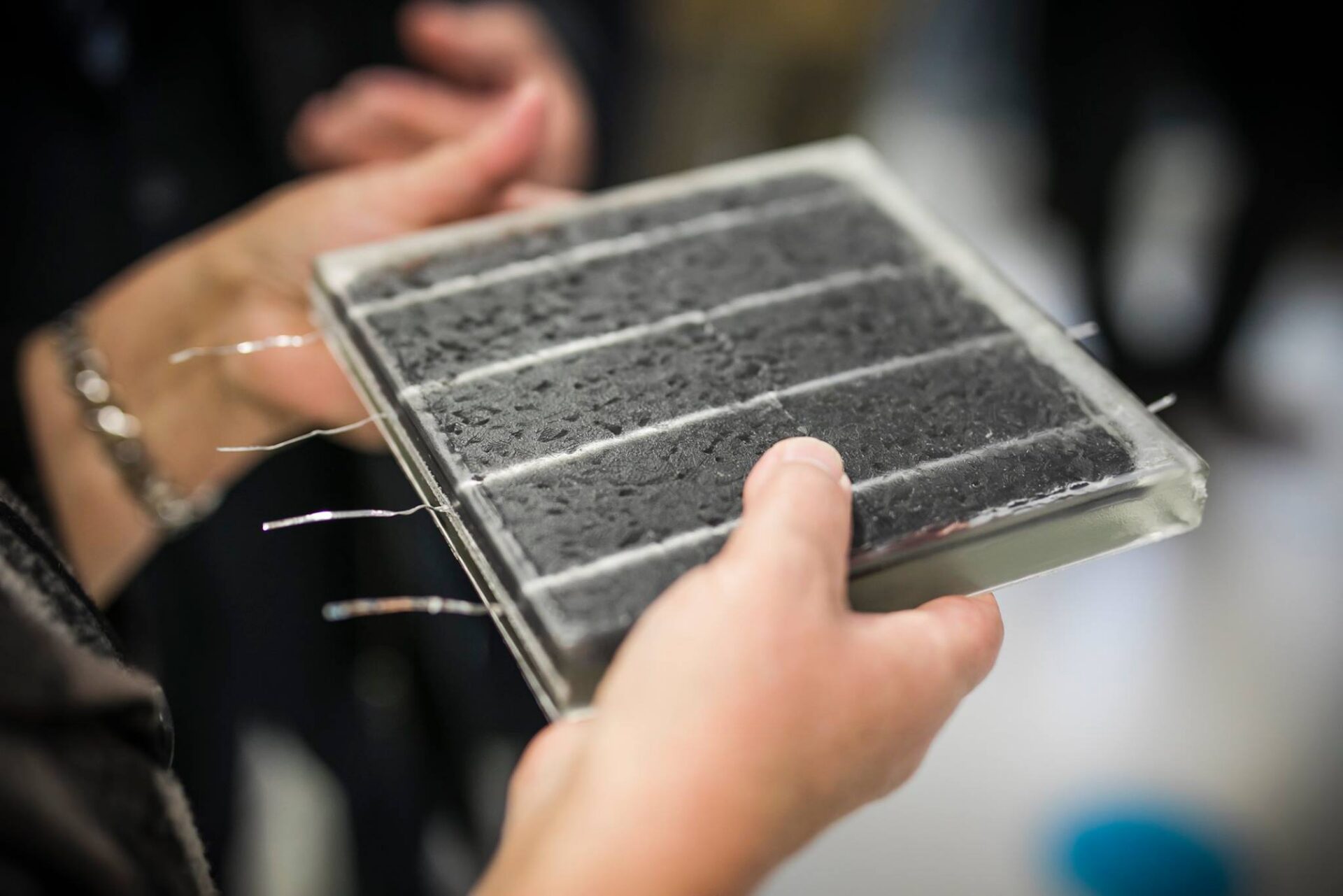 Esimene meeter päikesest elektrit tootvast teekattest asub tehnikaülikooli linnakus