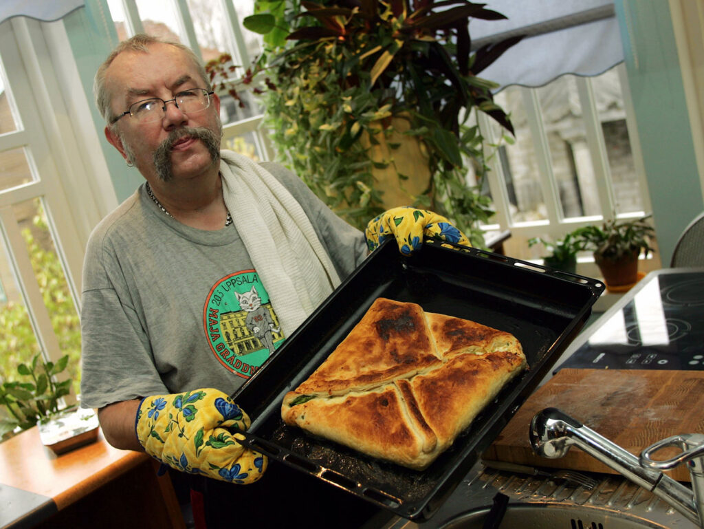 Rõõmus õpetaja aitab lapsed paradiisi