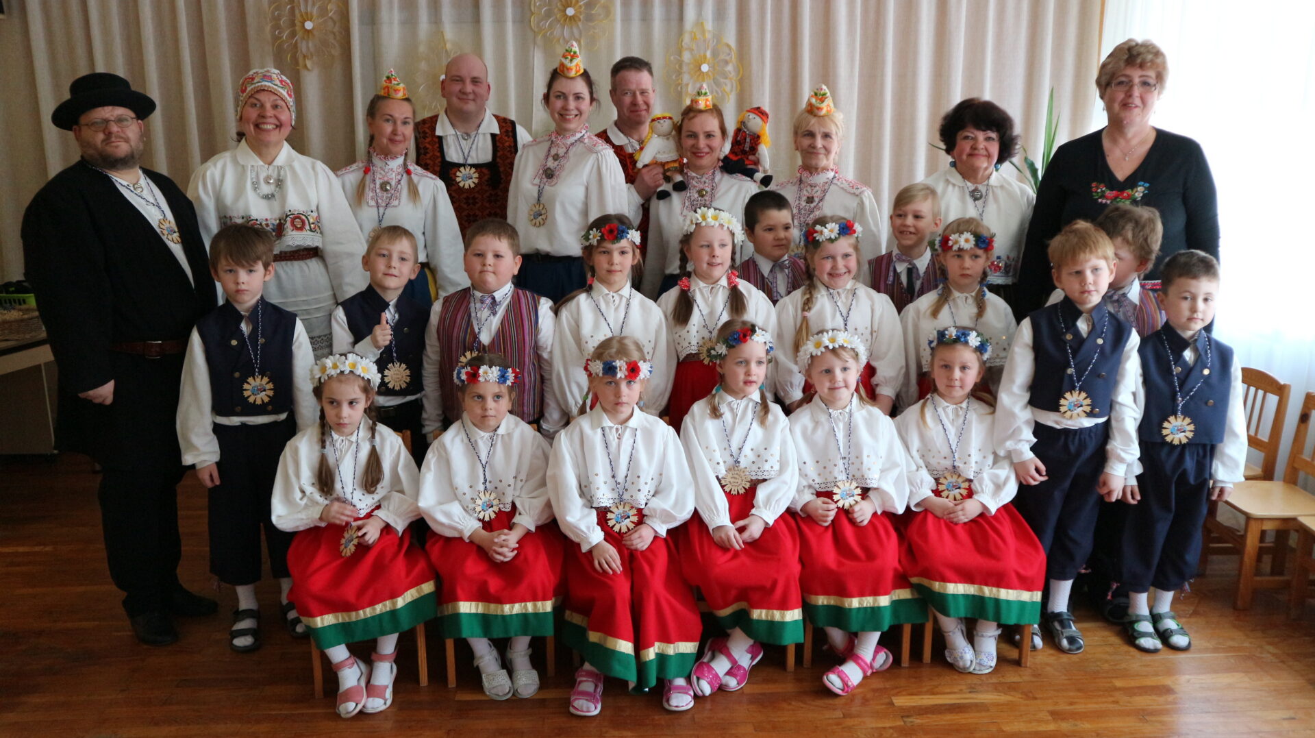 Laps tantsib lausa lustiga …