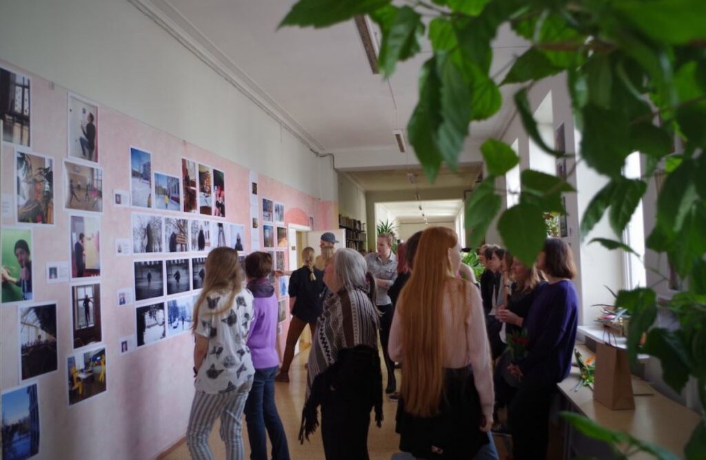 Tallinna Waldorfi kooli õpilased avasid fotonäituse