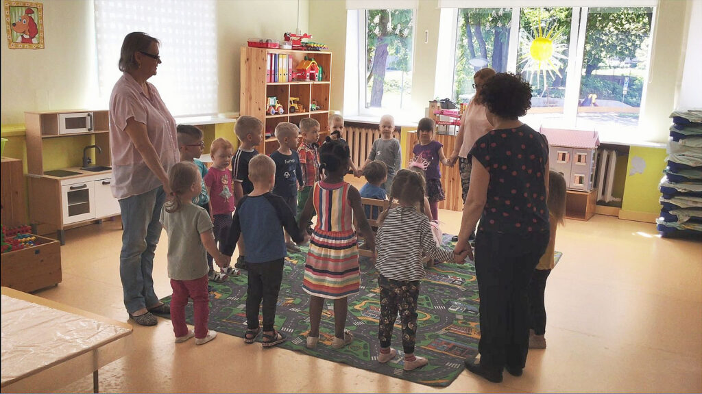 Ka Naerulindude rühm laulab mitmes keeles