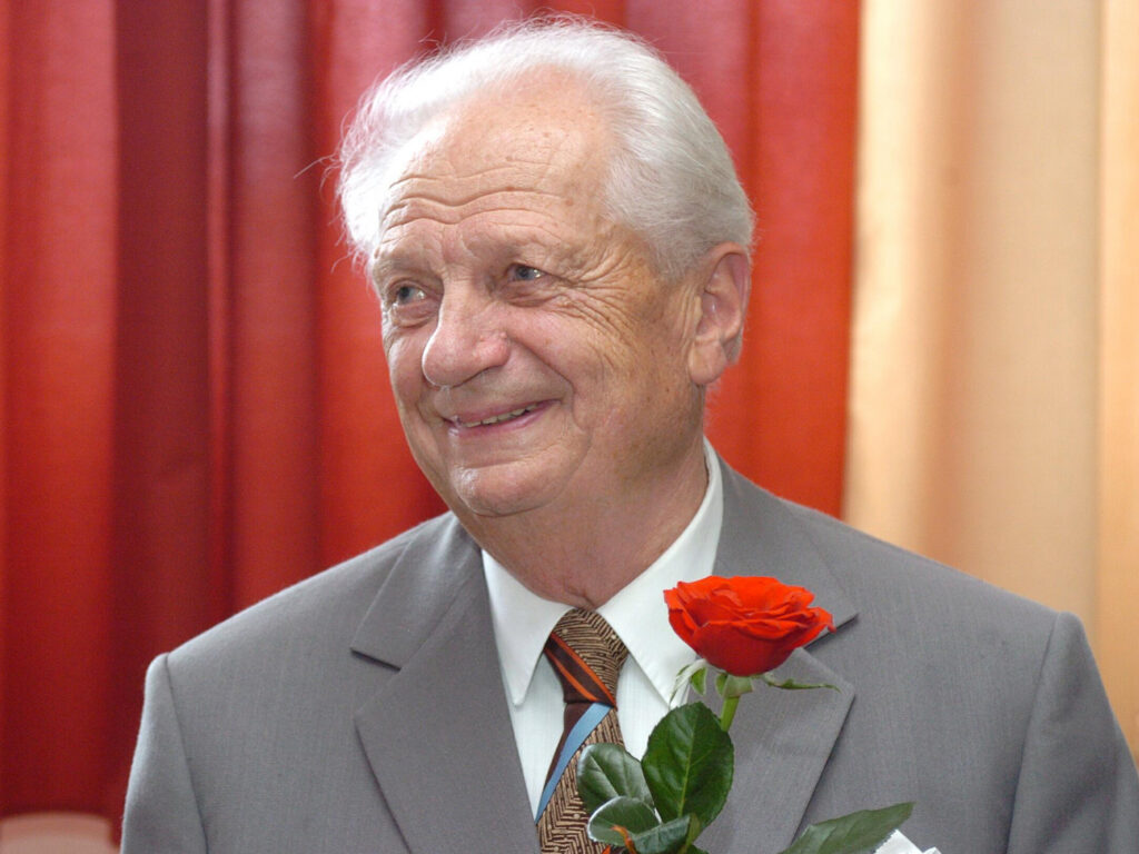 Legendaarset koolipapat aitab meenutada mälestuspink