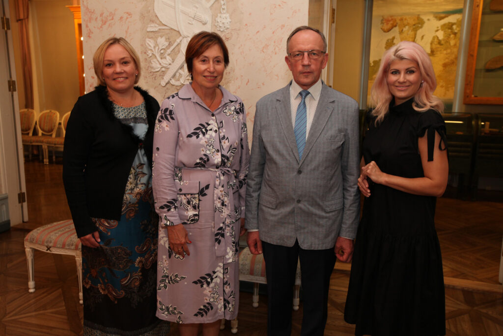 Keelemajade töötajad õpivad esmalt ise