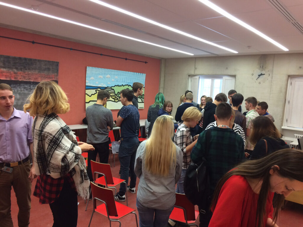 Kuidas märgata oma mõtetega üksi jäänud noort?