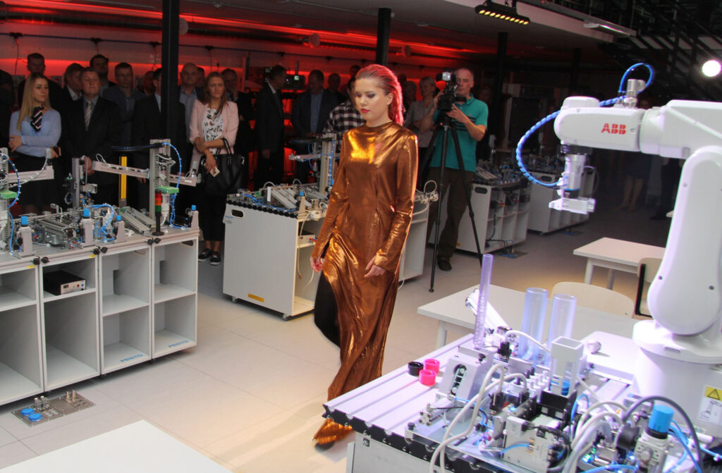 Tööstushariduskeskus avas robotikeskuse ja logistika õppelabori