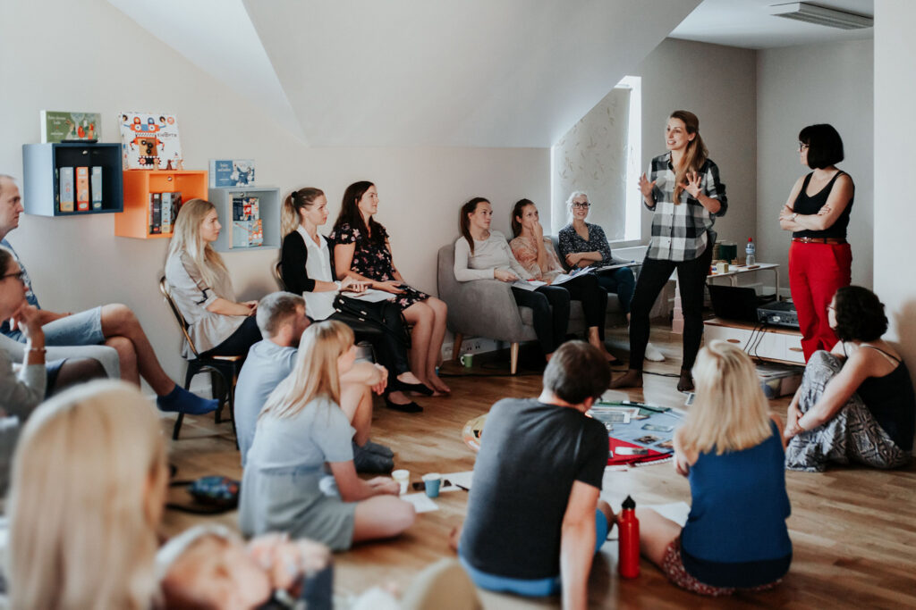 Lapsevanemadki lähevad veebiõppele üle. Kuidas Montessori blogid lastevanemaid harivad