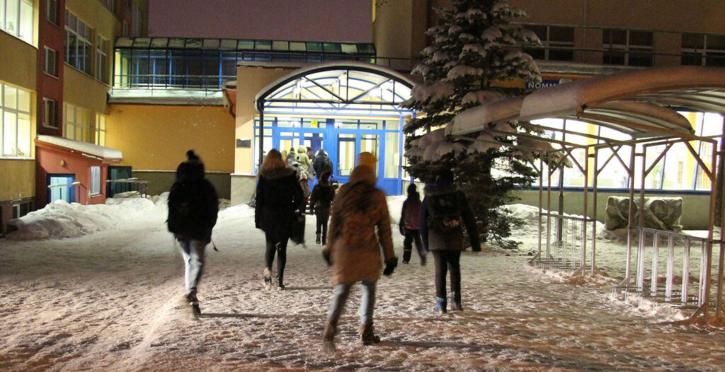 Vara üles,  hilja voodi …  Millal võiks me minna kooli?