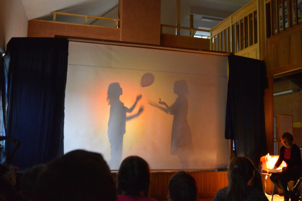 Värvivalgusteraapia ja värvivarjuteater Tartu Maarja koolis