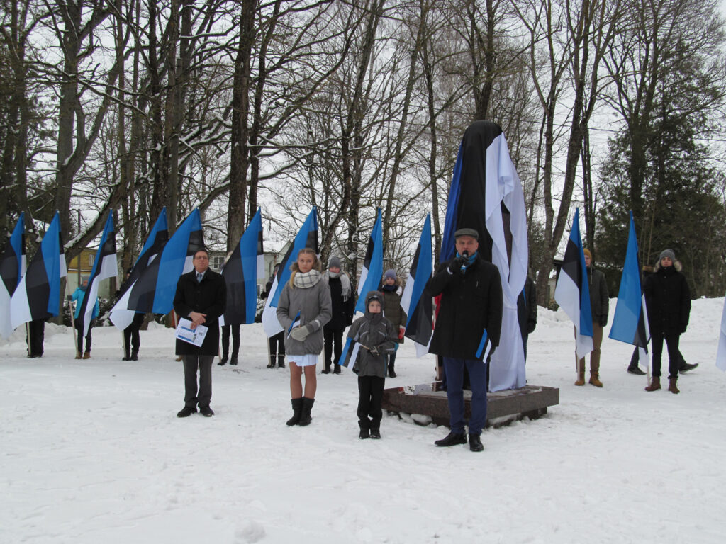 Julius Seljamaa on tagasi oma koolimaja ees