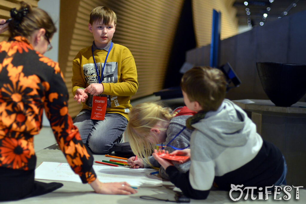 Millist häält teeb Saturn?