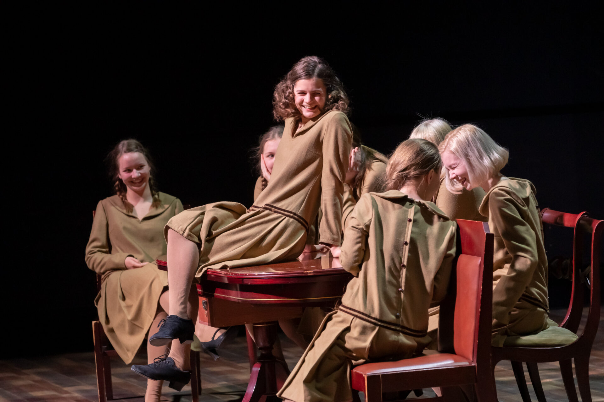 Õpilasnäitlejad astuvad üles ERM-i teatris kelmiloos