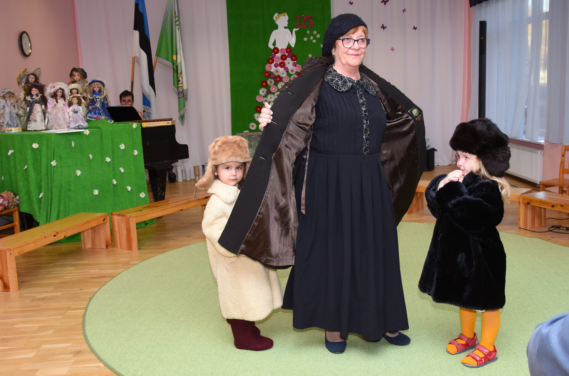 Kasukad, kübarad, pitskindad, puukingad – Sindi lasteaed esitles saja aasta moodi