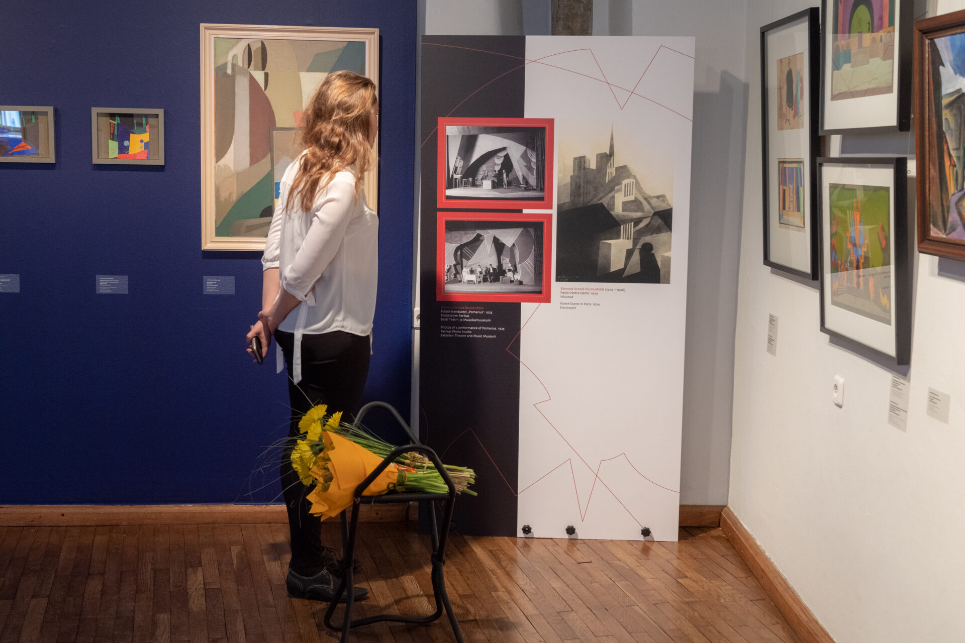 Värvide pillerkaar laval ja lõuendil