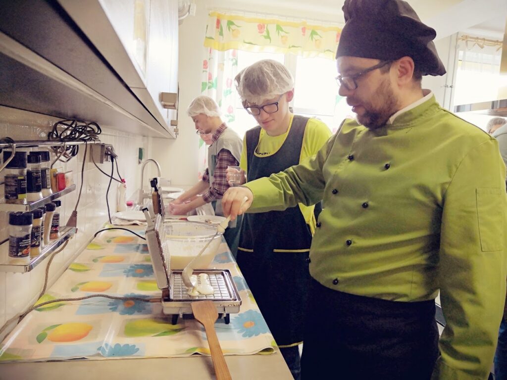 Erivajadusega noor lõpetab kooli