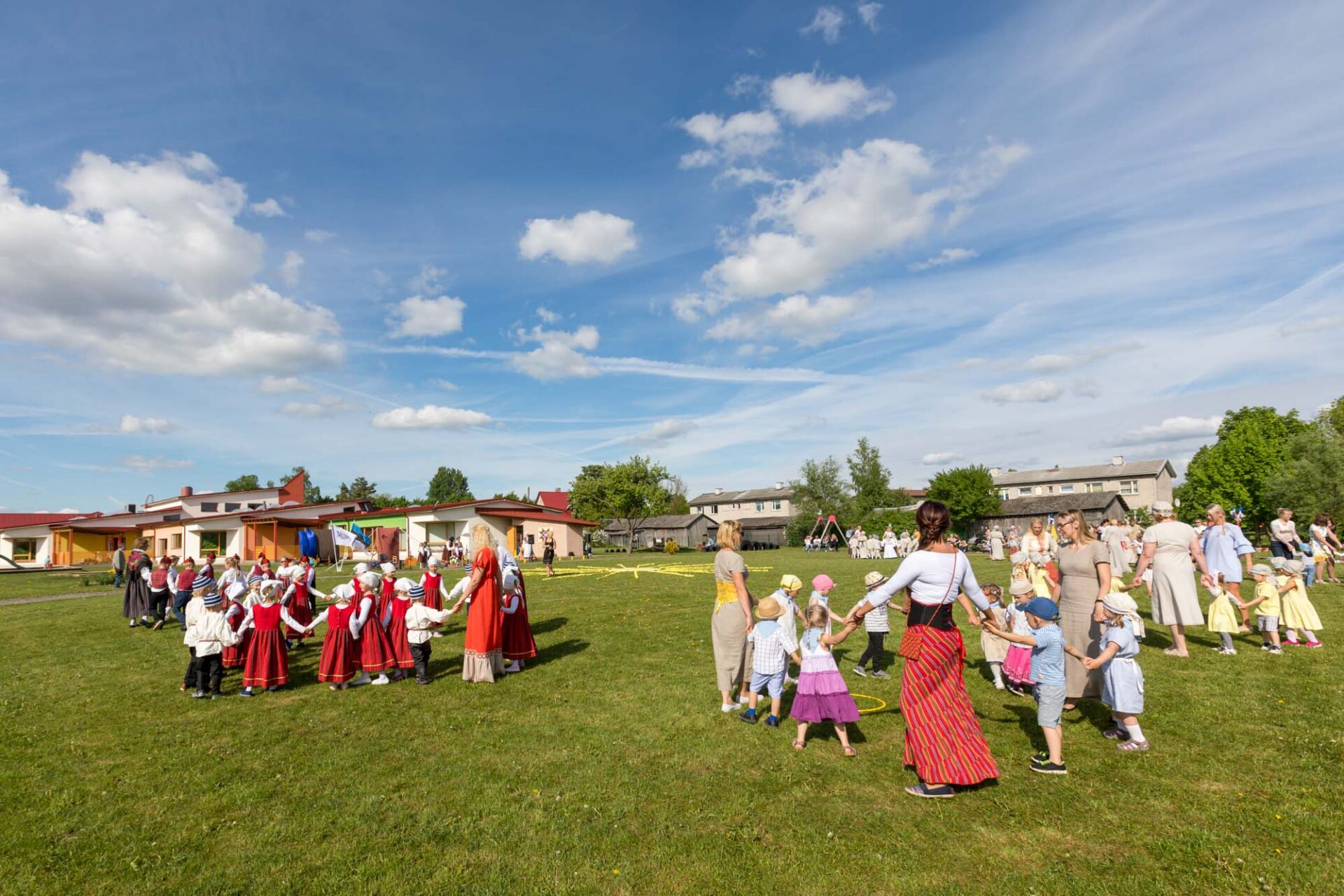 Jänesselja lasteaia laulu- ja tantsupeol paistis päike