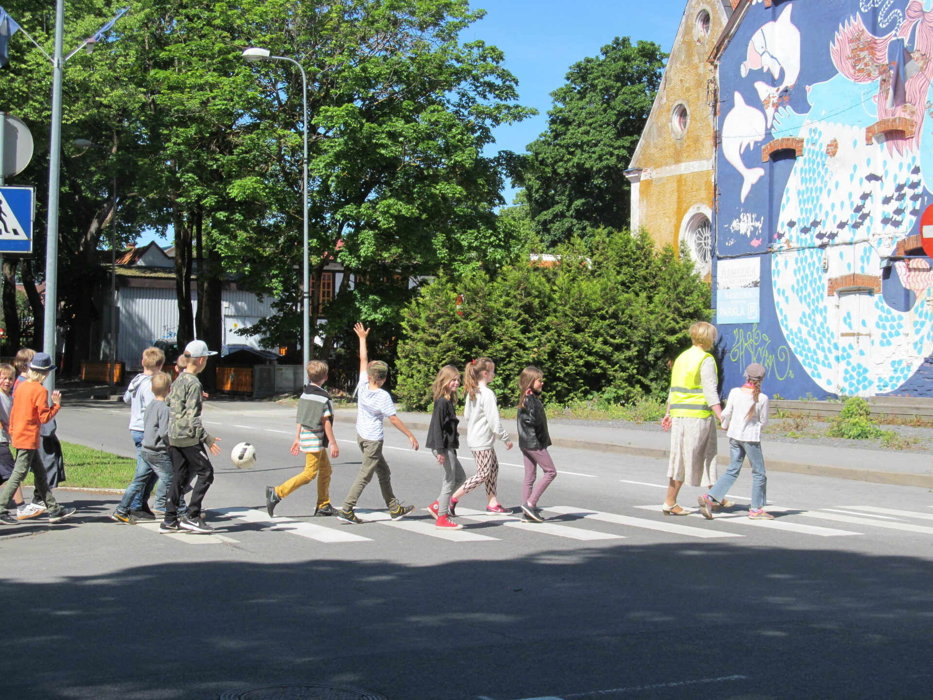 Õpetaja soovitab: lehvita vöötrajal viisakale autojuhile