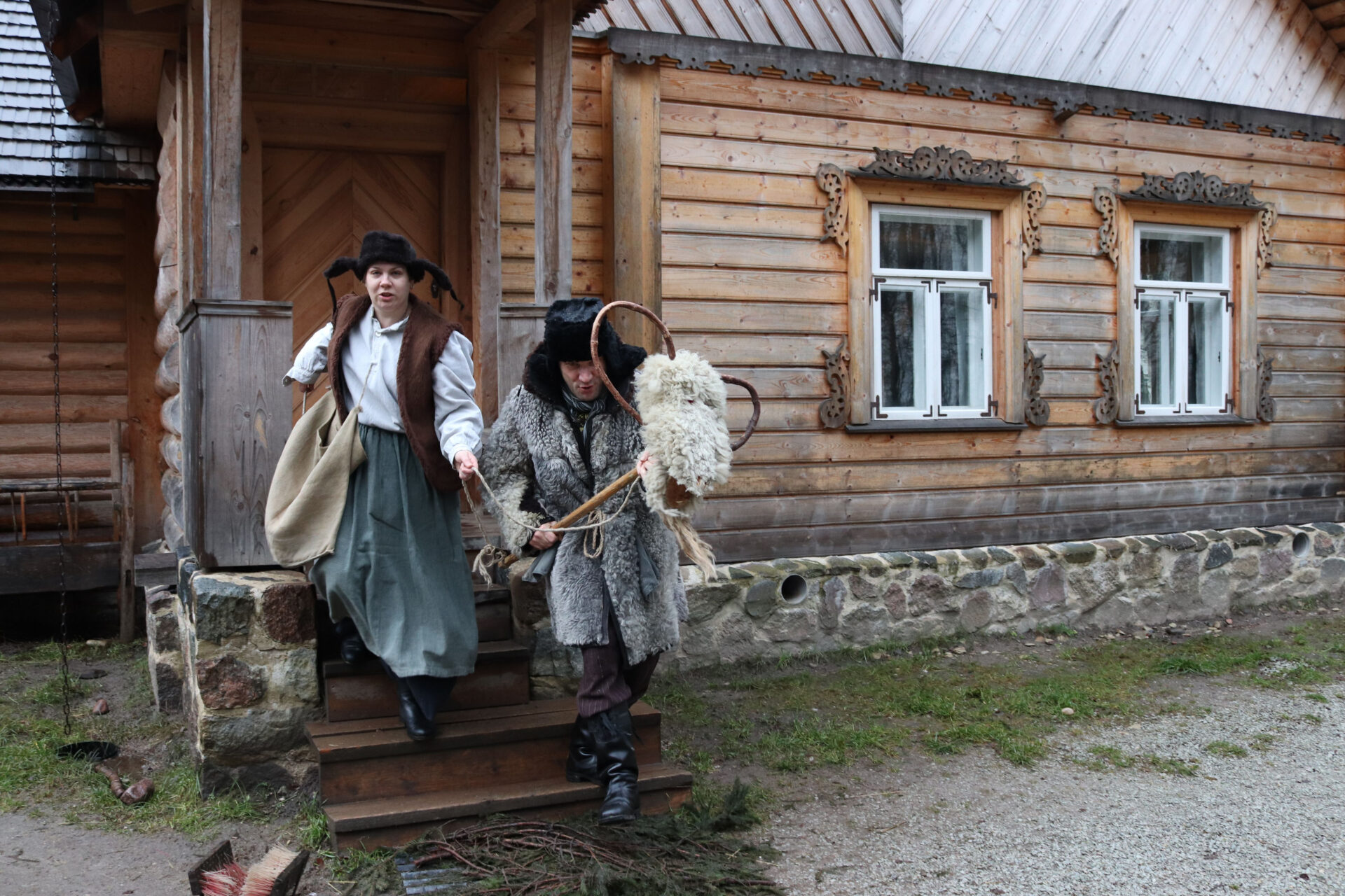 „Pööriöine pulmapidu“ –  elamuslik jalutuskäik pimedas talveõhtus