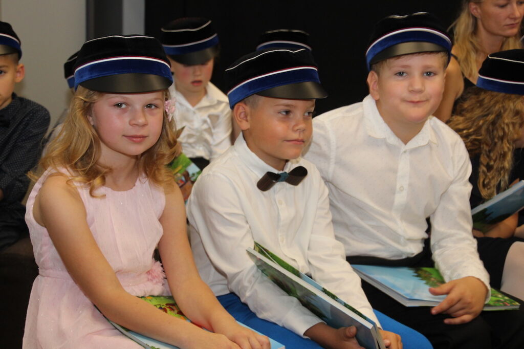 Tartu Raatuse kool taastas saja aasta juubeli künnisel uute teklitega oma ajaloolised värvid