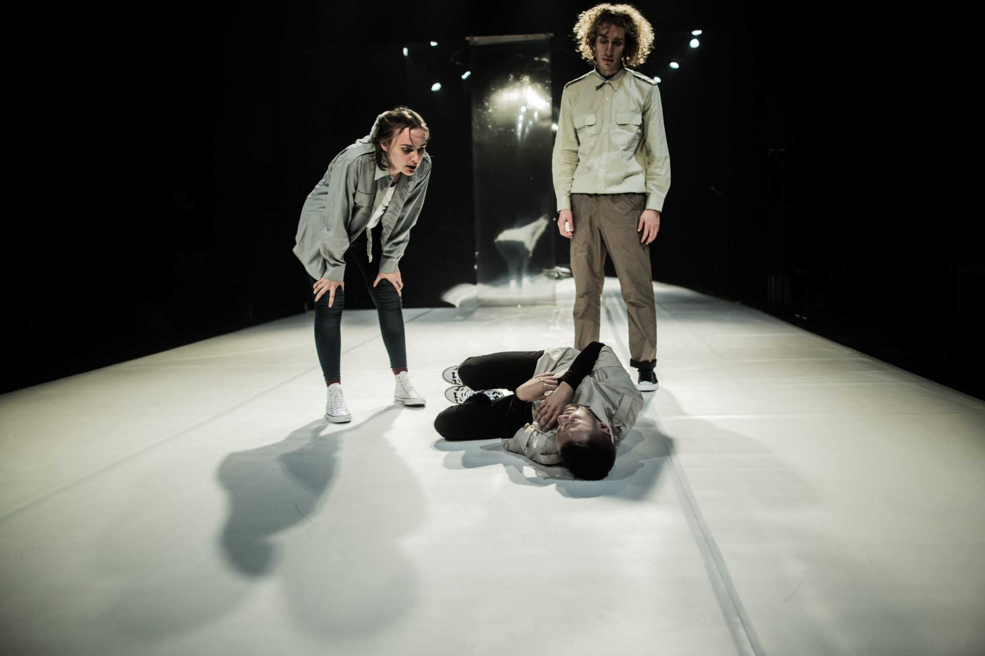 Must Kast pakub publikule mõtteainet ja meelelahutust