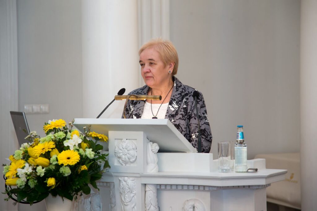 Professor Helle Metslang soovib lugejatele rõõmsaid hetki eesti keelega