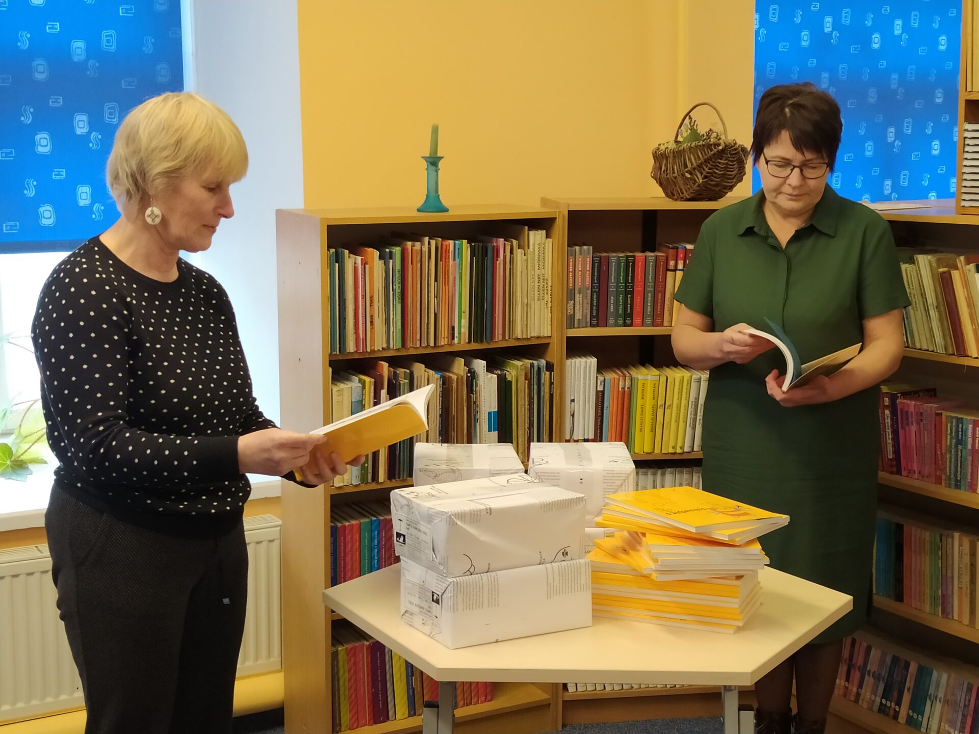 Juubelialmanahhi ehib maskiga kass