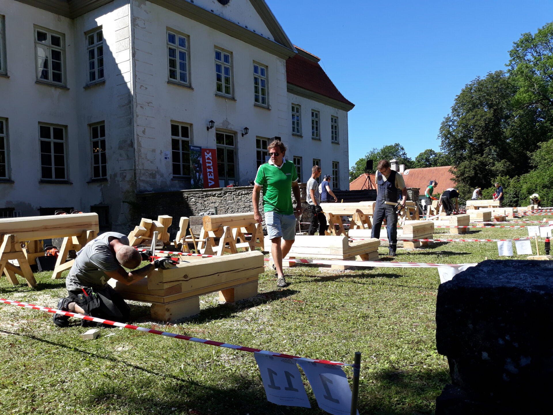 Õpilased ja profid võistlesid palkmaja tappe tehes