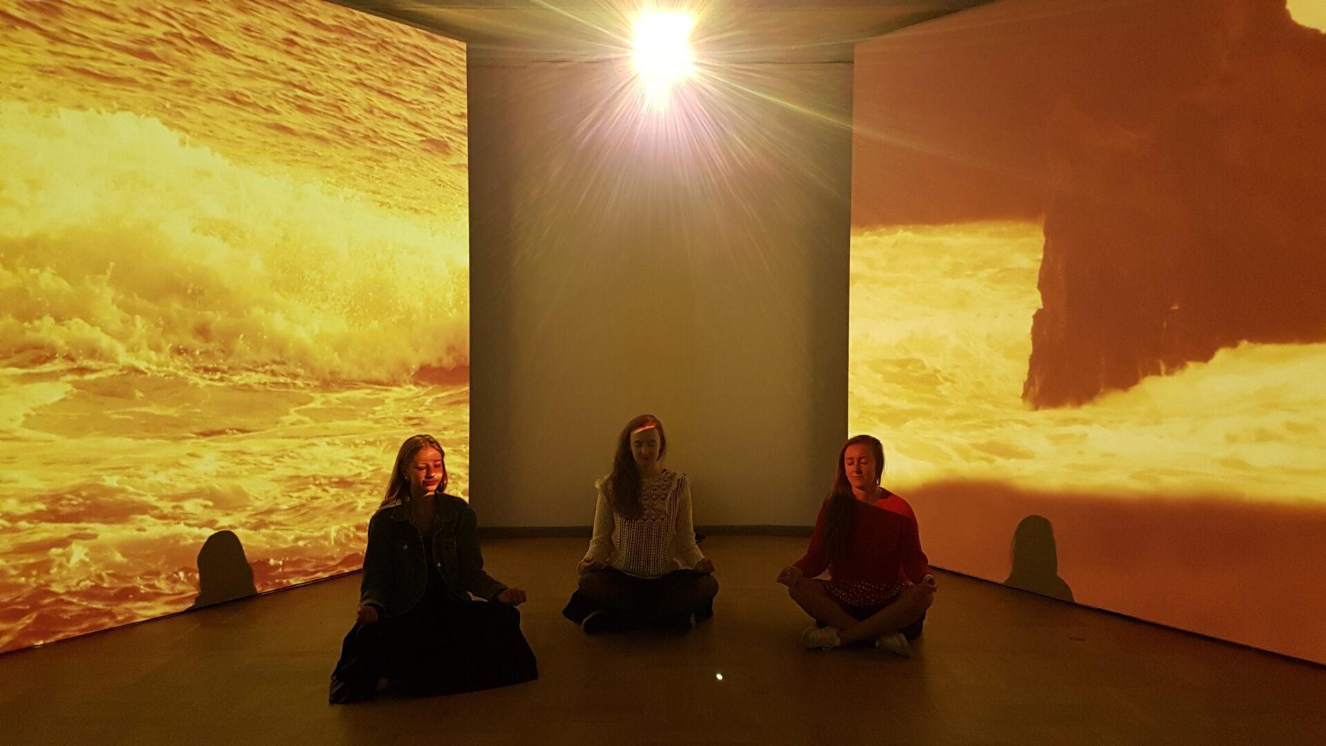 Sule silmad ja vaata kunsti ehk Miks näitusesaalis külastajatega mediteeritakse