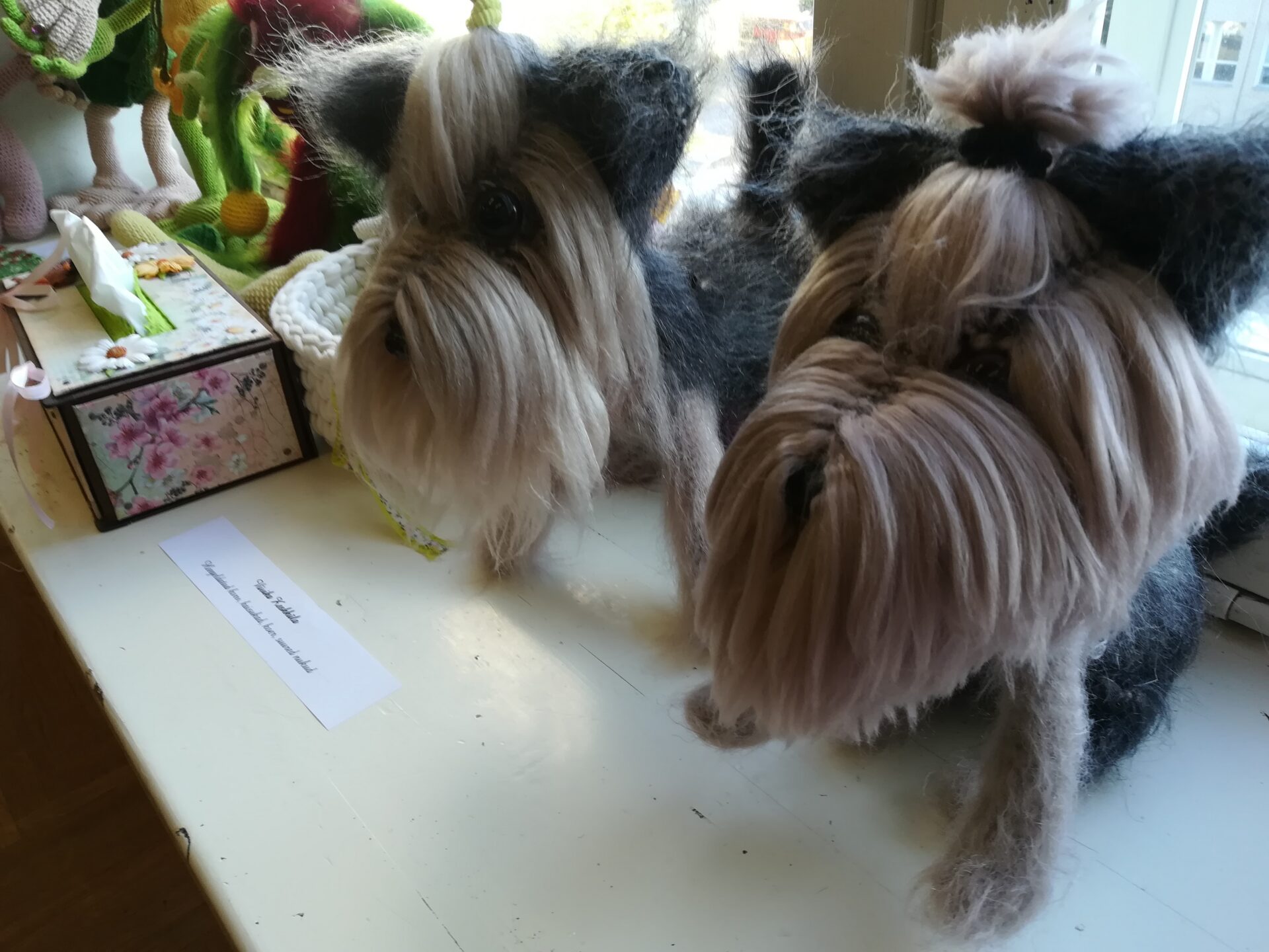 Tartu Tamme kooli õpetajad tõid näitusele oma näputööd