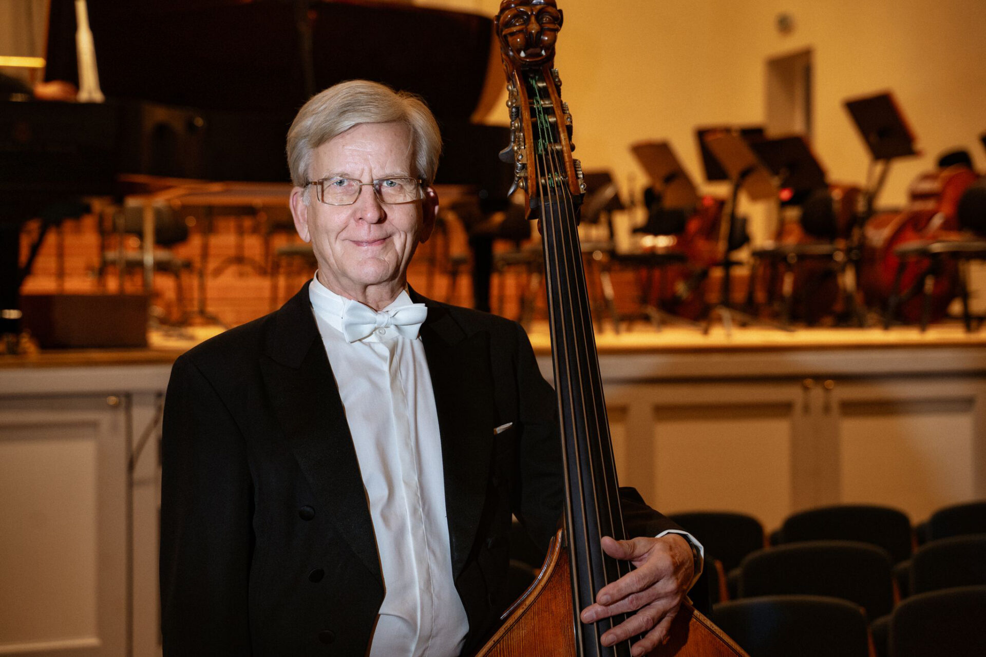 Mees, kes tunneb kontrabasside hingeelu