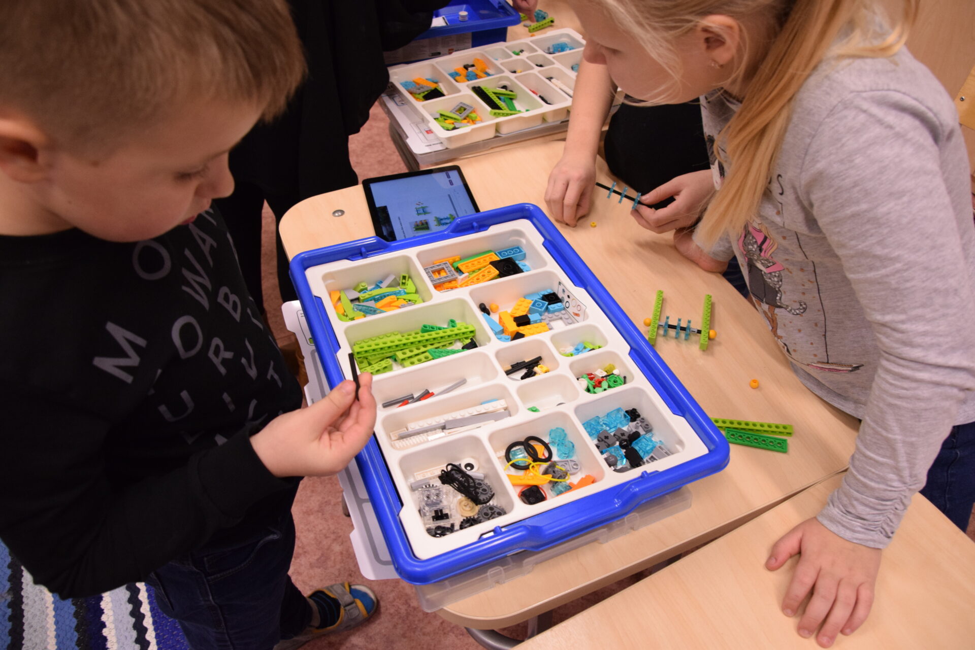 Esimese klassi lapsed randaalisid Lego robotitega mulda
