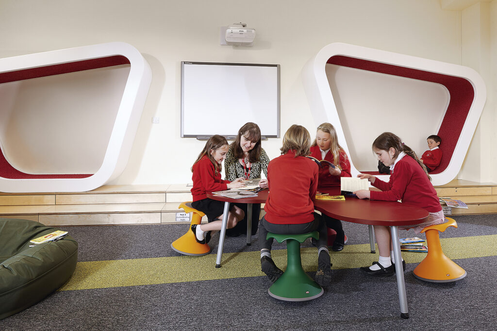 Kitman Thulema sisustab nüüdisaegse kooliruumi