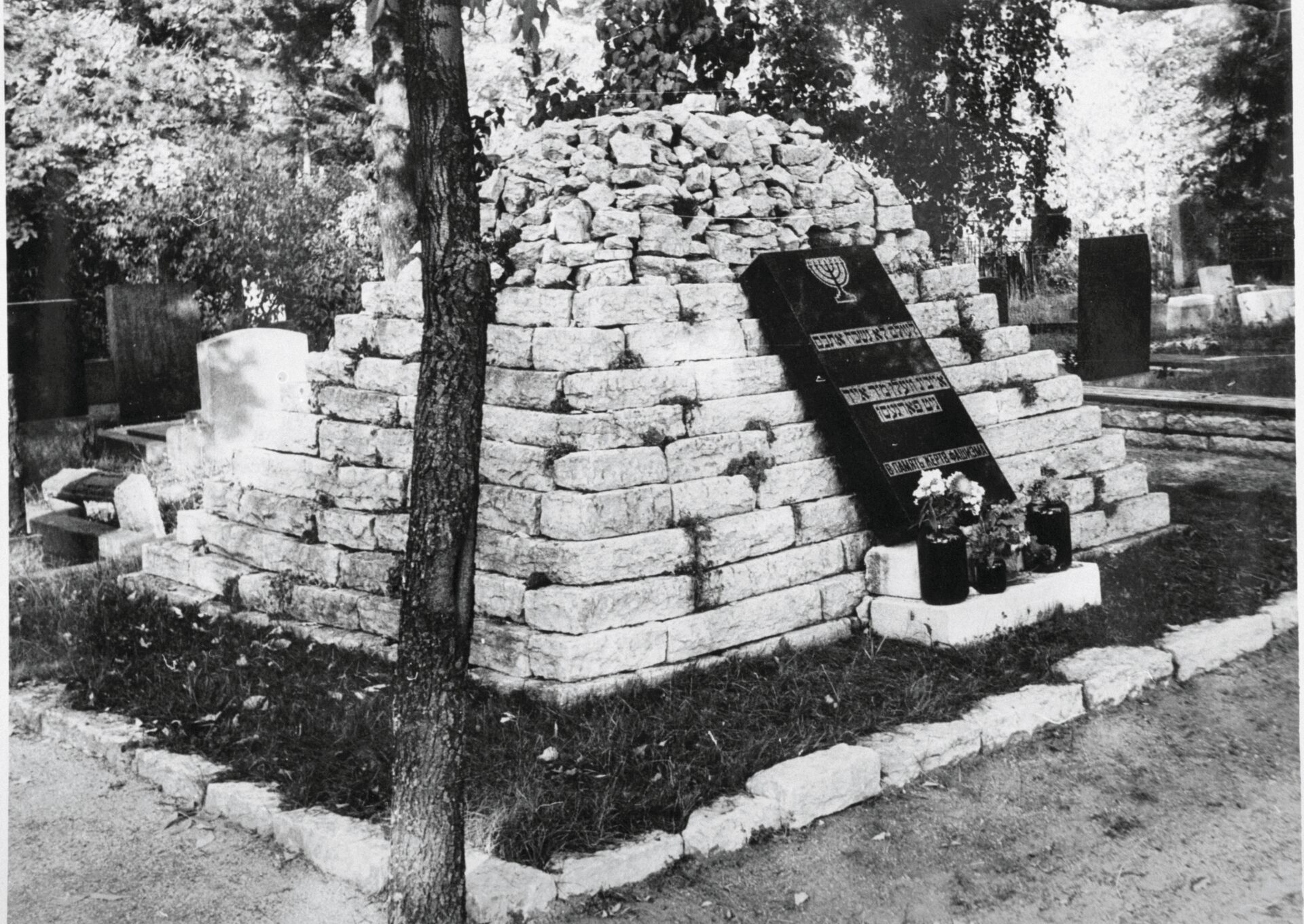 Esimene holokausti mälestusmärk Eestis asub Tallinnas Rahumäe juudi kalmistul