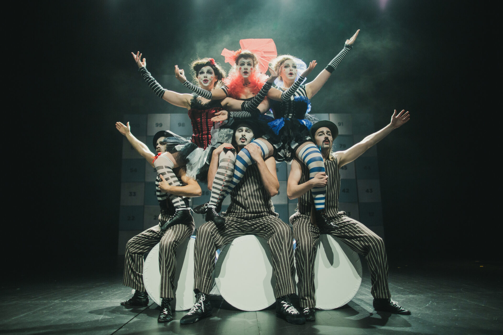 Must Kast seitsmenda sünnipäeva kevades