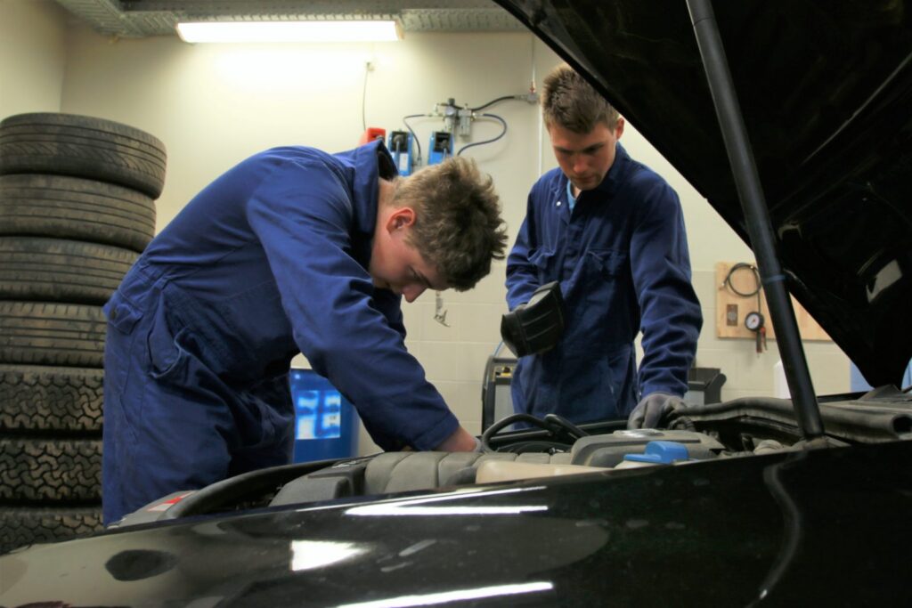 Poisid eelistavad kutseõpet rohkem kui tüdrukud