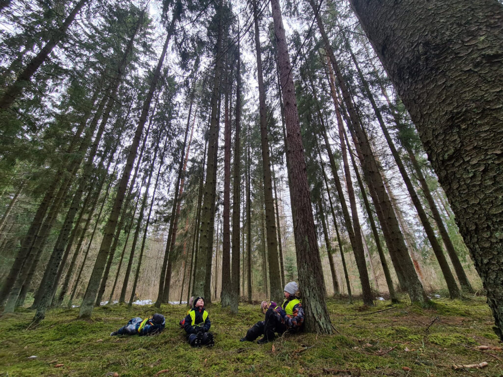 Üliõpilased läksid vabatahtlikena lasteaeda appi