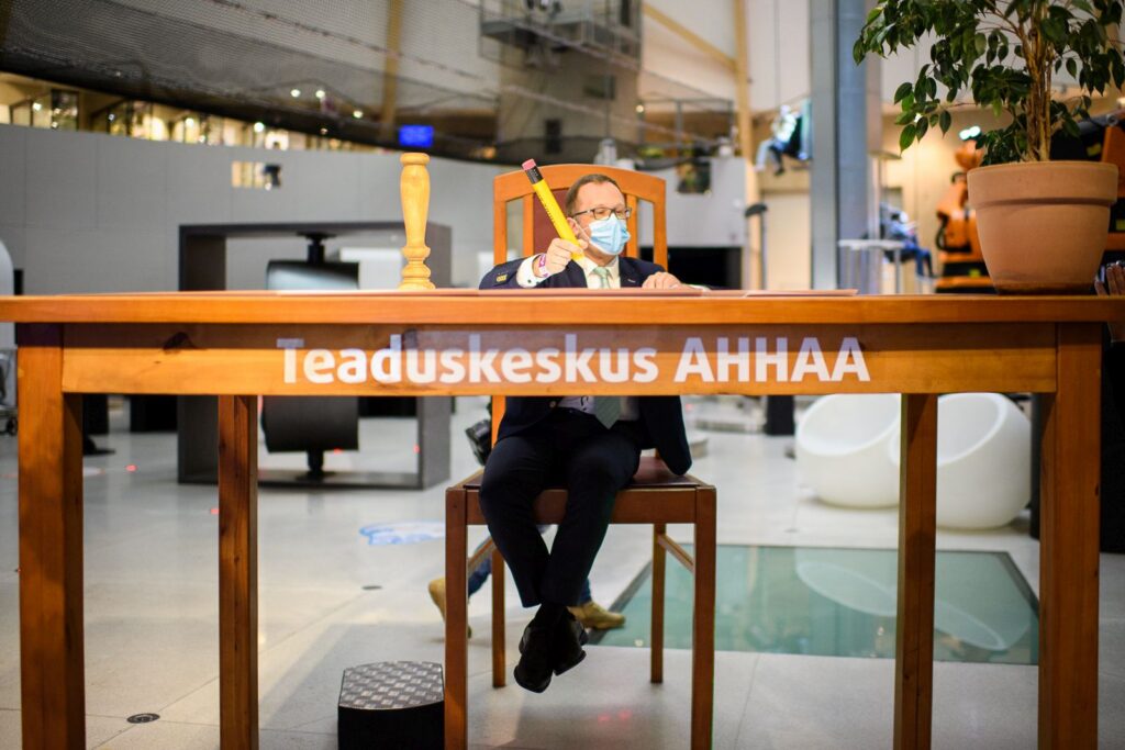 Hiiglase laua taga allkirjastati AHHAA teaduskeskuse asutajate uus koostöölepe