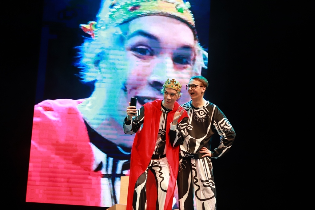 Noorte alasti hinged laval