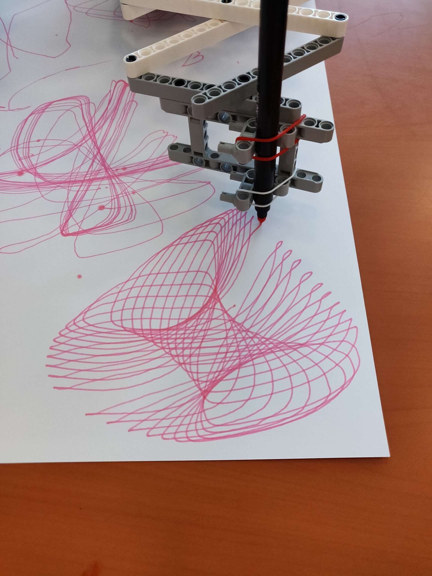 Kuidas robootikaõpetajad distantsilt käed-külge-tunde läbi viisid