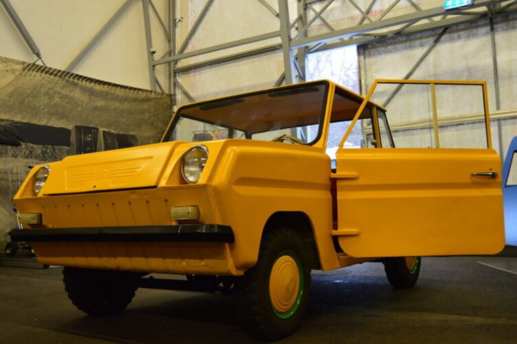 Maanteemuuseumis saab näha lasteautot meenutavat käsijuhtimisega invaautot