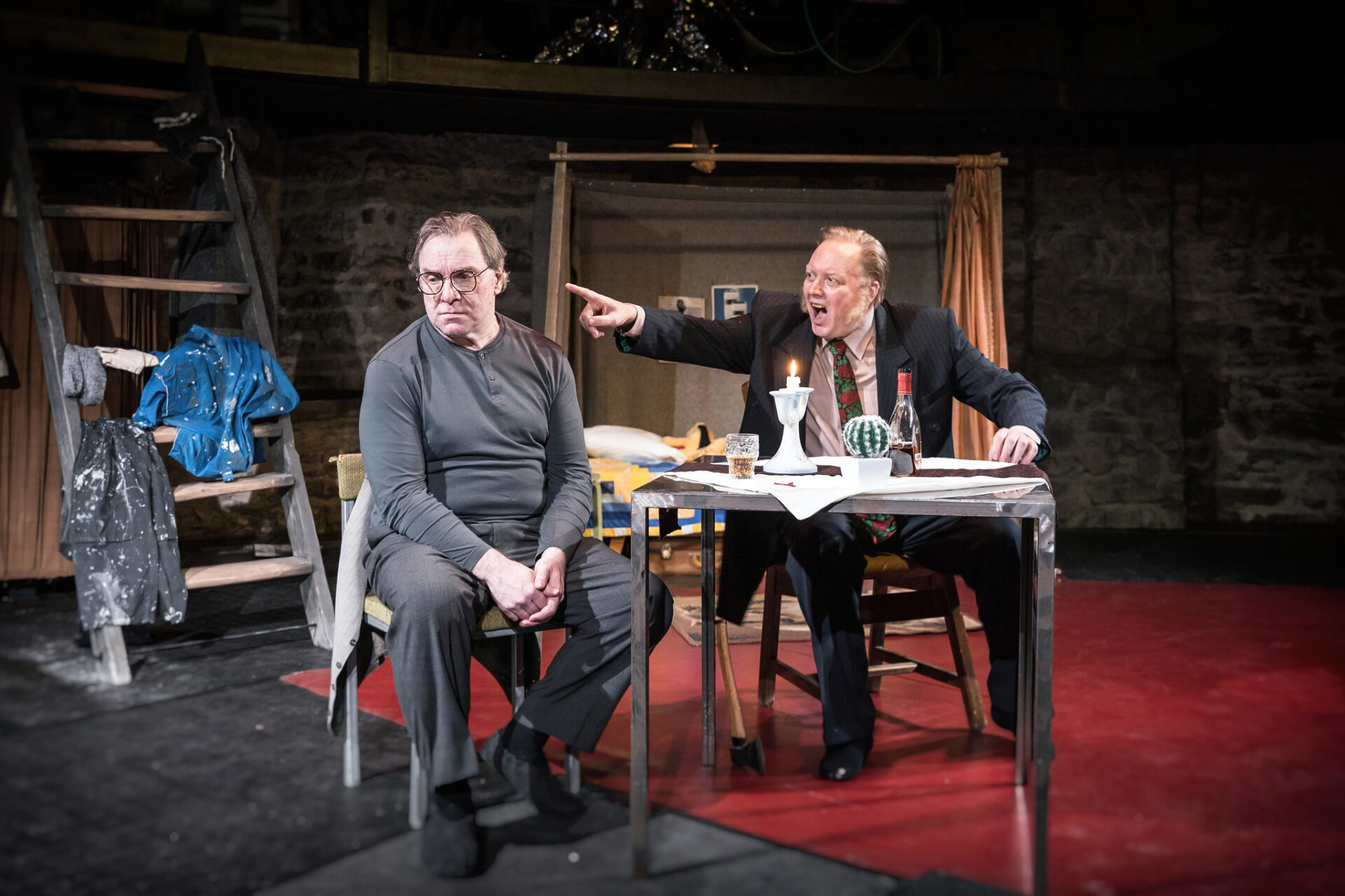 Mrożeki „Emigrandid“ Tallinna Linnateatris vaatleb vabadust väljarännanu pilguga