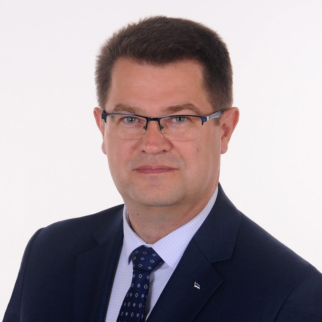 Õpetajate põud ja kättesaamatu lugemisvara – Eestit ootav pimedus ulatub elektripirnist kaugemale