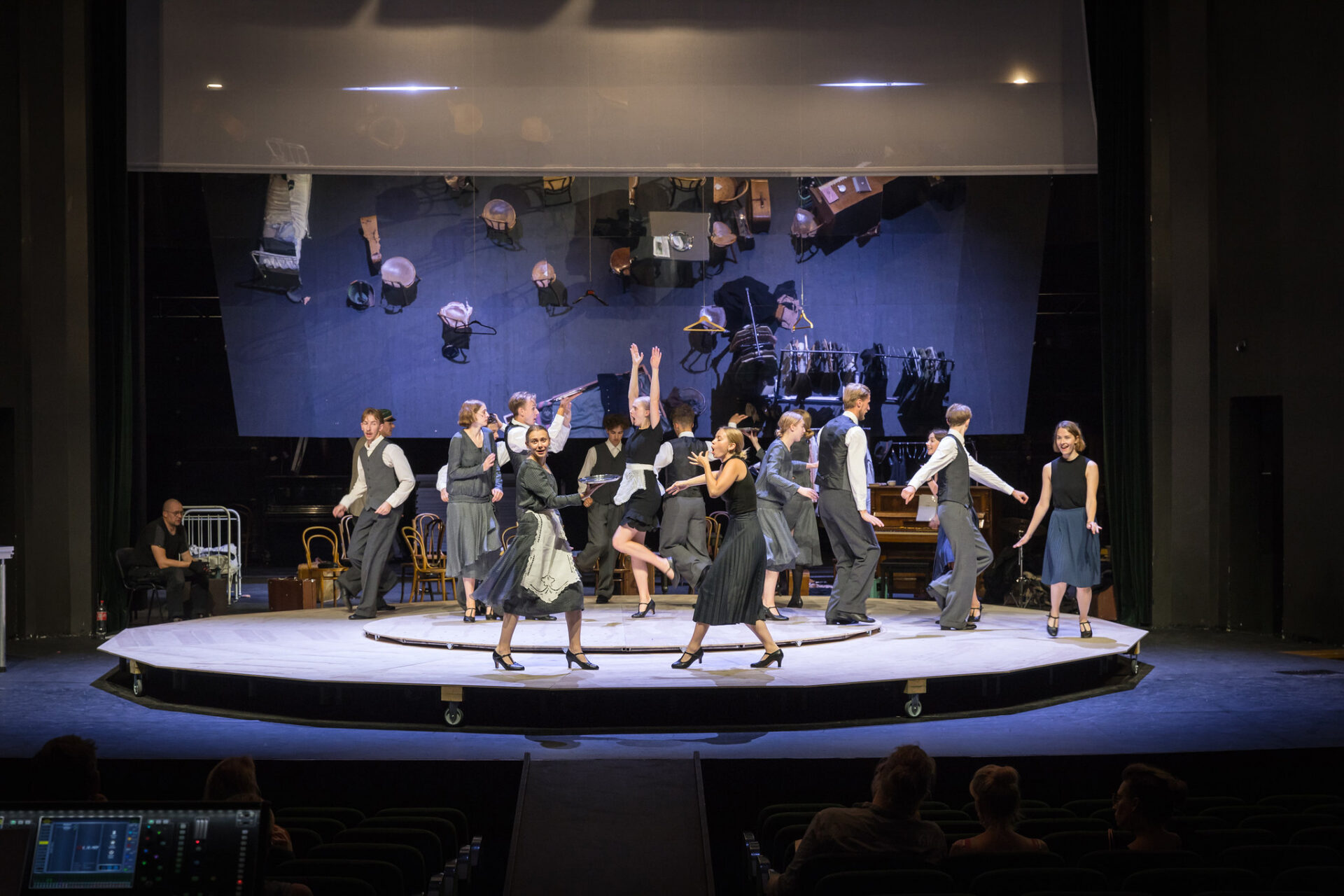 Nooruslikult särtsakas „Tiit Pagu“ Tallinna Linnateatris esitab tõsiseid küsimusi