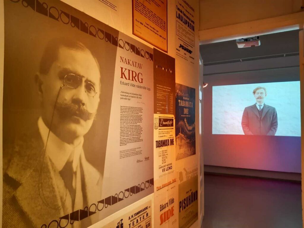 Näitus Vilde teatrikirest, koolipoiss Mati Unt ja sünnipäevalaps Tammsaare – kirjanike muuseumid soovivad head eesti kirjanduse päeva!