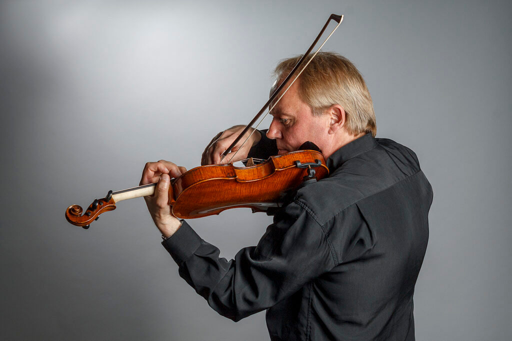 Arvo Leibur ja Johan Randvere esitavad täna õhtul EMTA suures saalis naisheliloojate loomingut