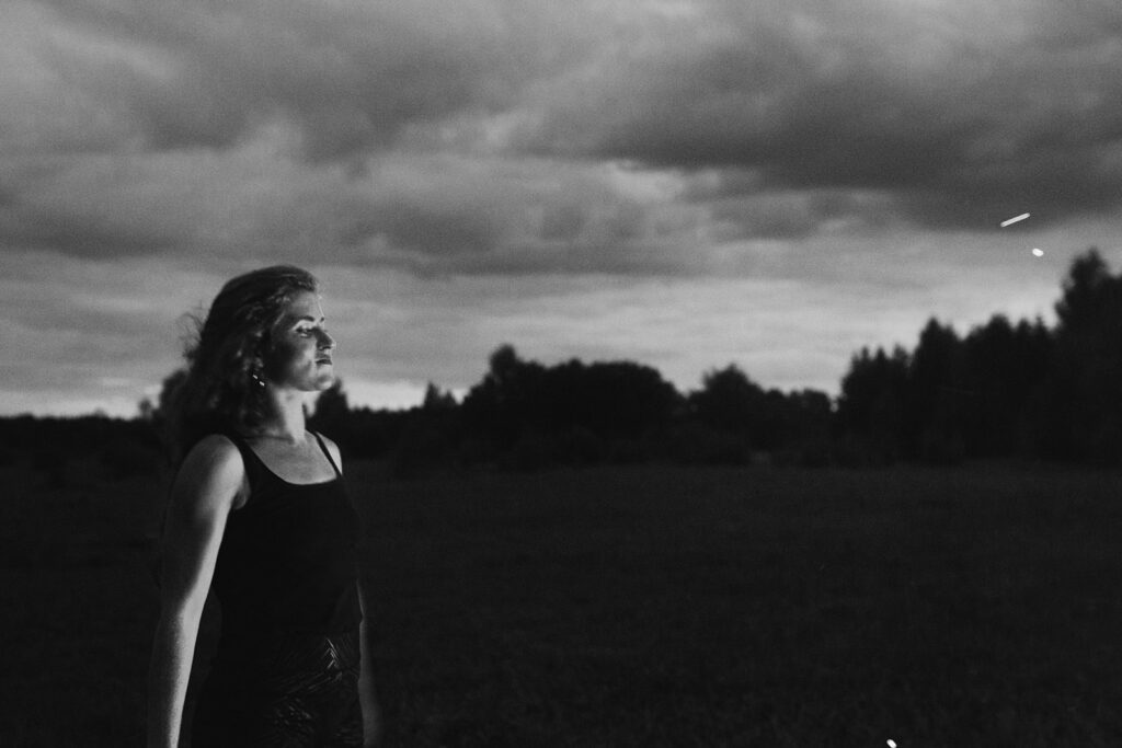 „Naiste ballaadid“ jutustab sünged lood ja kutsub märkama naistevastast vägivalda  