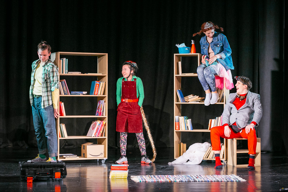 Miksteater alustas aastat koguperelavastusega „Marakratt ja kesköine raamatukogu“