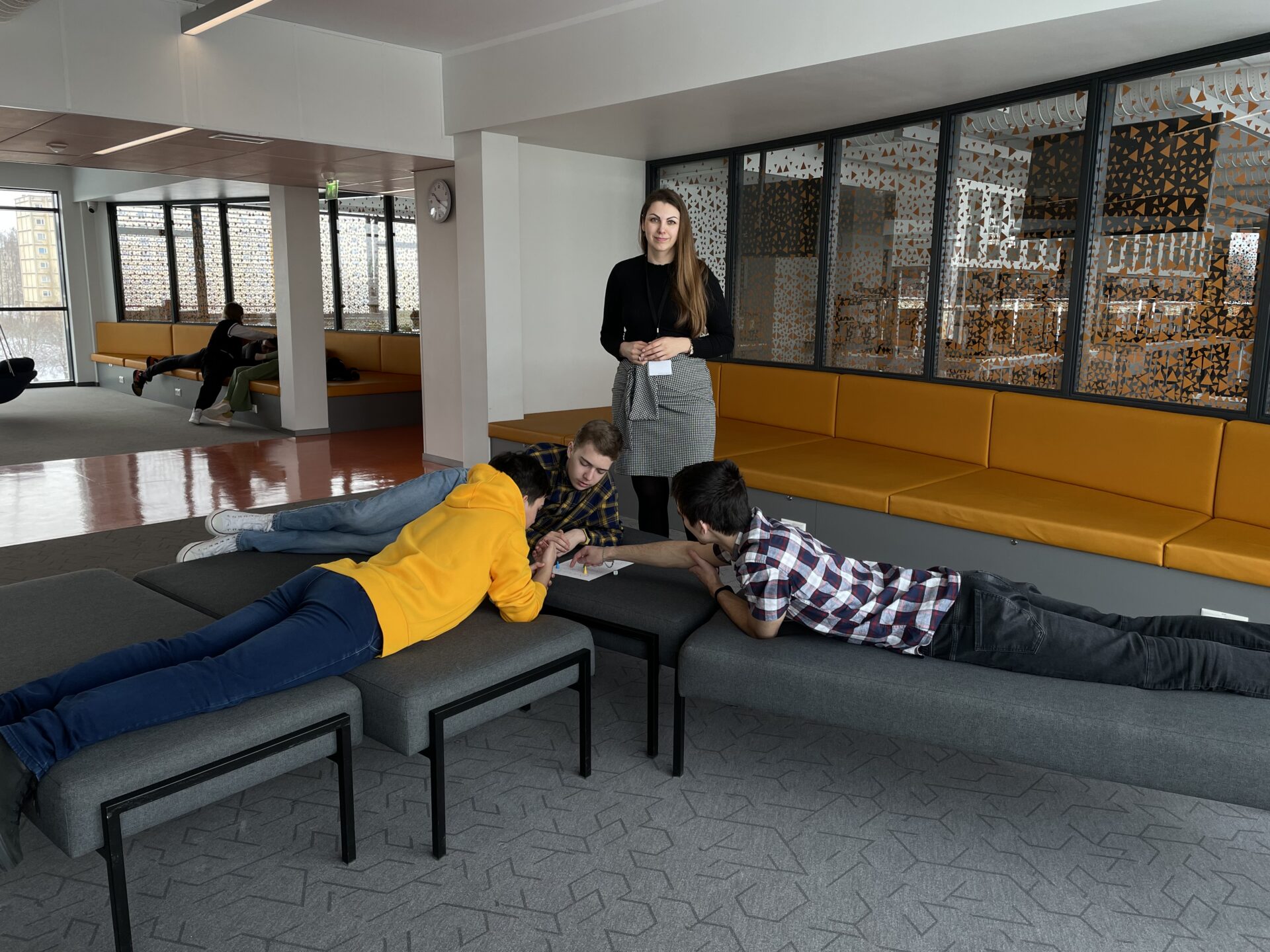 Eesti õpetaja vene koolis (2): Õpetaja Merje läheb tundi, jänes kotis