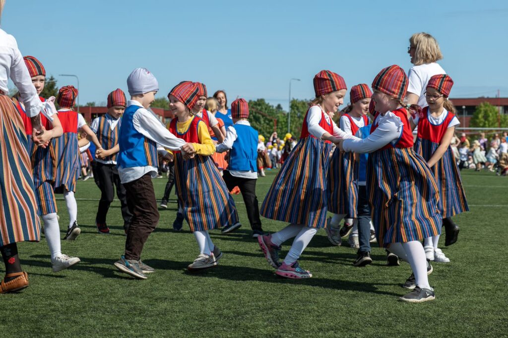 Saue valla lasteaedade tantsupidu hoiab elus traditsiooni ja liidab kogukonda