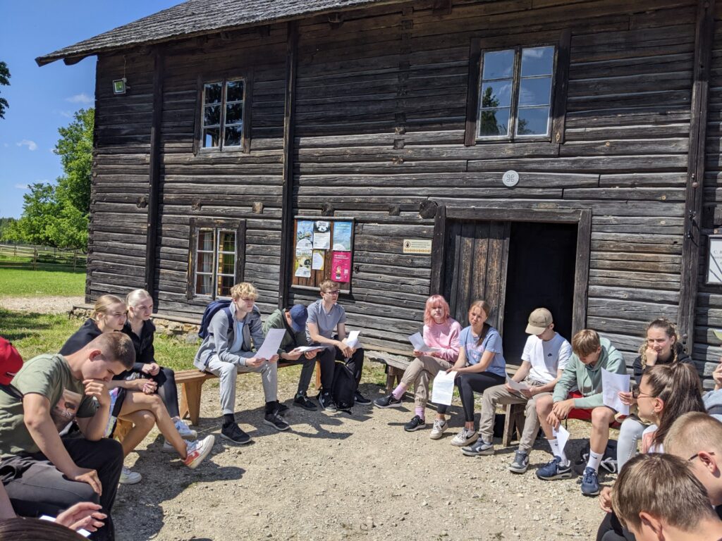 Kas Jakobson on ees- või perekonnanimi ehk Lõimitud ja eluline ajalooõpe Viljandi Jakobsoni Koolis